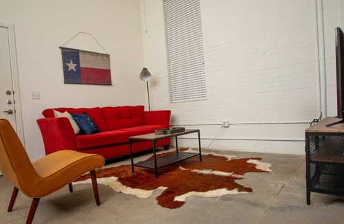 San Antonio Apartment | Industrial & Stylish |5★ Location, ♛Queen Bed, Pkg