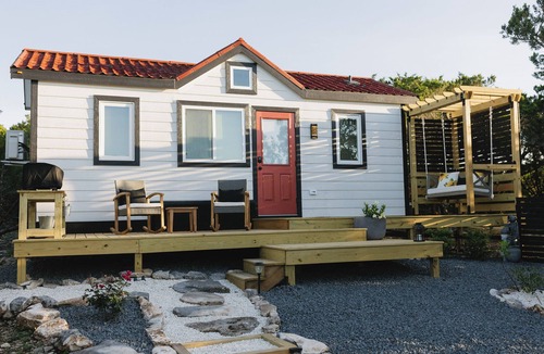 Pipe Creek Cottage | Intimate Hilltop Cottage/Hot Tub/Hiking Trails