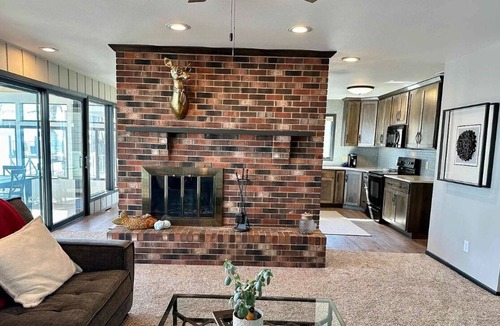 Buena Vista County House | Inviting lakefront 3-bedroom house with AC and Wi-Fi in serene Storm Lake!