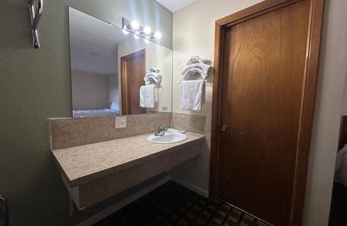 Broken Bow Hotel | Inviting Pet-friendly Room Ideal for Travelers Exploring the Area | Free Parking