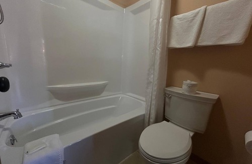 Broken Bow Hotel | Inviting Pet-friendly Room Ideal for Travelers Exploring the Area | Free Parking