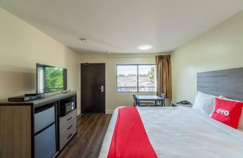FM 1960 Hotel | Inviting Room w/King Bed Perfect for Family Houston Adventure