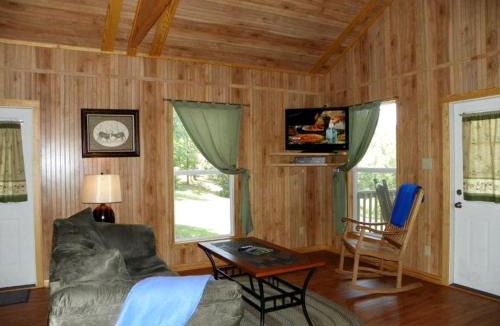 Zwolle House | Inviting Waterfront Cabin with Private Pond and Outdoor Deck Near Zwolle, Louisiana