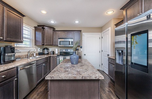 Columbia House | It's a Gem ! Comfy Hideaway for R & R ~ King Bed !