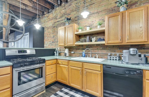 Hannibal Apartment | Jacuzzi Tub & Full Kitchen: Dowtown Hannibal Loft