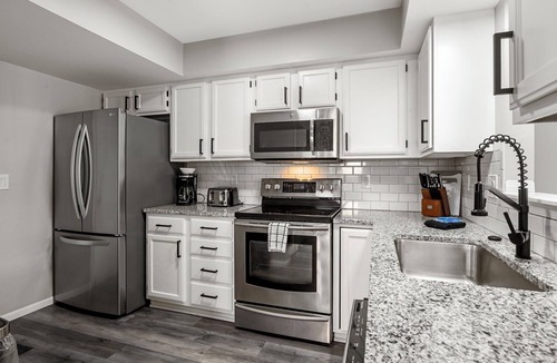 Lawrence House | Jayhawk Retreat 3BR w/Garage Sleeps 8 Near KU