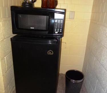 Mount Ida Hotel | JI2 - Queen Guest Room located at the Joplin Inn
