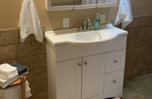 Glendo House | JJJ Getaway-Pet friendly Hunting/Fishing Lodge