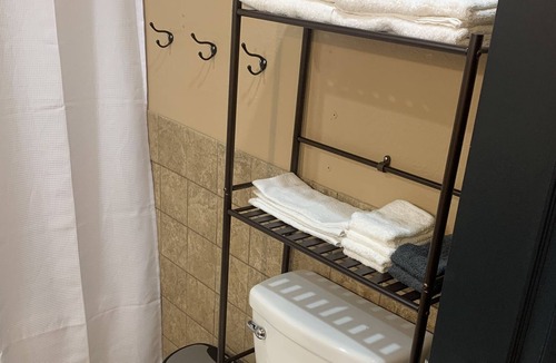 Glendo House | JJJ Getaway-Pet friendly Hunting/Fishing Lodge