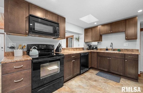 Scott County House | JOY by the River 3-bedroom RIVERSIDE bungalow w/WiFi, AC in charming Le Claire