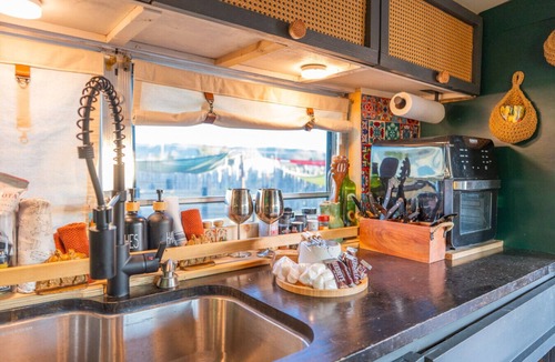 Alpine Cabin | Judy`s Mule-Schoolie with Outdoor Movie Theatre