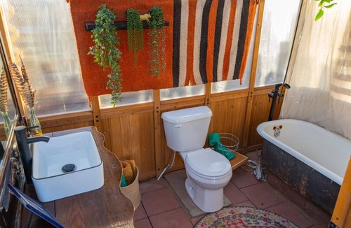 Alpine Cabin | Judy`s Mule-Schoolie with Outdoor Movie Theatre