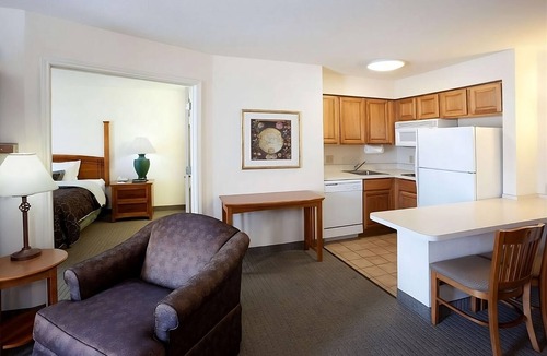 Vance Jackson Hotel | Just 8 miles from Six Flags Fiesta Texas | Comes w/FREE Breakfast & Pool Access