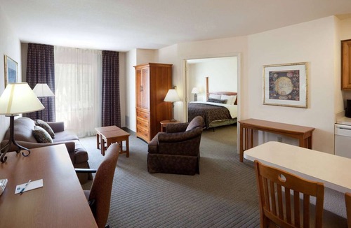Vance Jackson Hotel | Just 8 miles from Six Flags Fiesta Texas | Comes w/FREE Breakfast & Pool Access