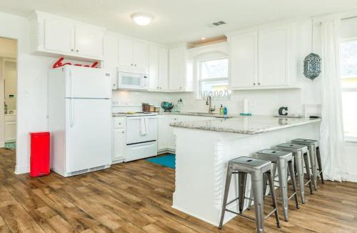Surfside Beach House | Just Take It Easy - Modern Decor, Chill Vibe!