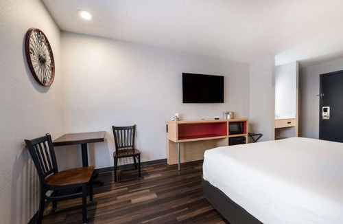 Ontario Hotel | Just What You Were Looking For! Pool, Free Breakfast & Parking, Pets Allowed