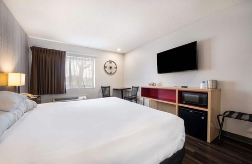 Ontario Hotel | Just What You Were Looking For! Pool, Free Breakfast & Parking, Pets Allowed