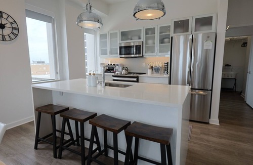 Downtown Kansas City Apartment | Kansas City King Lux Retreat - Massage Chair - Gym - Free Parking