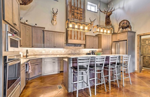 Great Bend Cottage | Kansas Hunting Lodge: Pets & Large Groups Welcome!