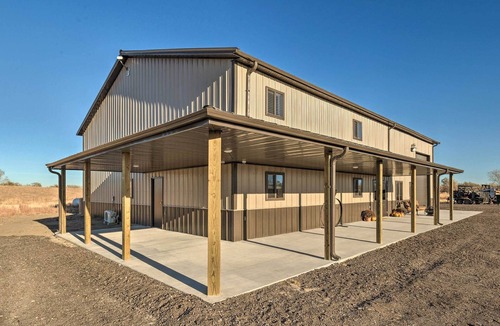 Great Bend Cottage | Kansas Hunting Lodge: Pets & Large Groups Welcome!