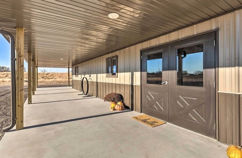 Great Bend Cottage | Kansas Hunting Lodge: Pets & Large Groups Welcome!