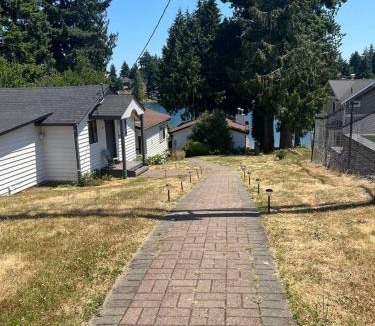 SeaTac House | Karmen's Lake Cottage A2 - Double Room