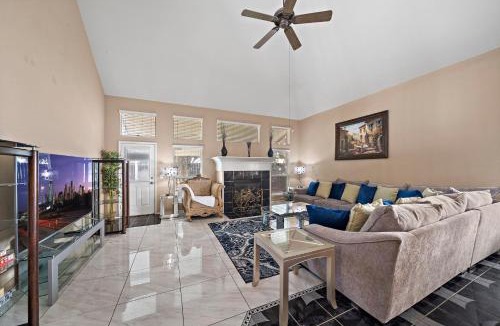 Barker House | Katy Retreat BBQ Yard Game Room Sleeps 16
