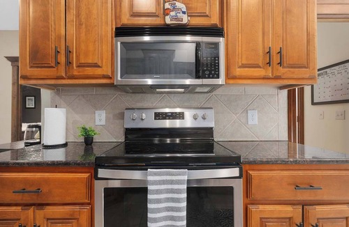 Waldron House | KC Townhouse: Sleeps 8, Close to MAJOR INTERNATIONAL SPORTING EVENT 2026