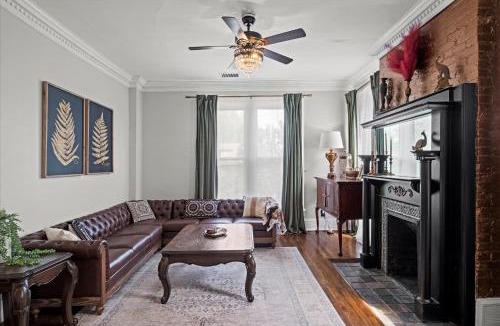 North Hyde Park House | KC Victorian Upper Unit 3BR With Clawfoot Tub 1124