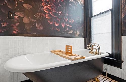North Hyde Park House | KC Victorian Upper Unit 3BR With Clawfoot Tub 1124