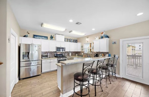 Clear Lake Shores House | KEMAH BREEZE - Walking Distance to Kemah Boardwalk, Restaurants, Shops,