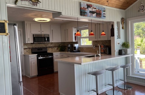 Clear Lake Shores House | Kemah Seaside Retreat: Last minute deal! Call or text for rates 713-425-9109.