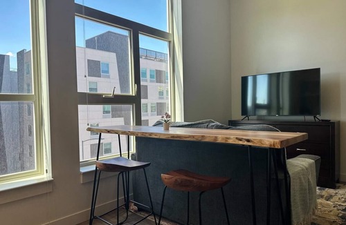 River North Art District Apartment | Kickback and Relax in Rino!