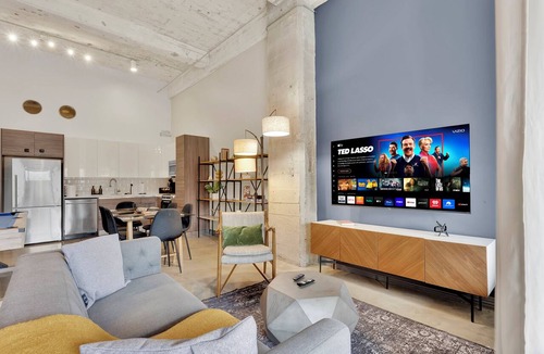 Downtown Dallas Apartment | King 1B Steps to Downtown Parking and Gym Sleeps 6