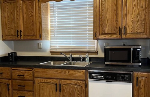 Lovington House | King & 2 Queen Beds, Centrally Located 15 Minutes from Anywhere in Des Moines