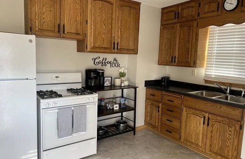 Lovington House | King & 2 Queen Beds, Centrally Located 15 Minutes from Anywhere in Des Moines