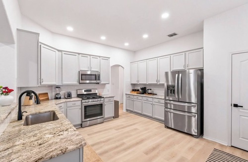 Little Elm House | King bed 4BR Family Retreat WiFi/Game/Backyard