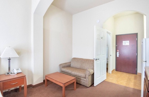 Clute Apartment | King Bed Accessible|Clute TX