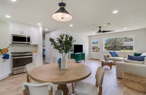 Lafayette House | KING Bed/Central Location/Fast wi-fi/5star listing