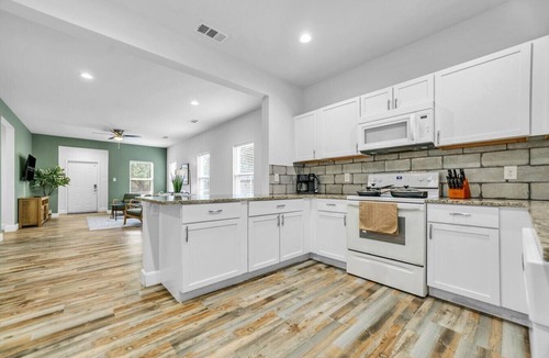 Rockwall House | King bed, Double unit, 2 Kitchens | TSD