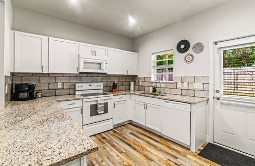 Rockwall House | King bed, Double unit, 2 Kitchens | TSD