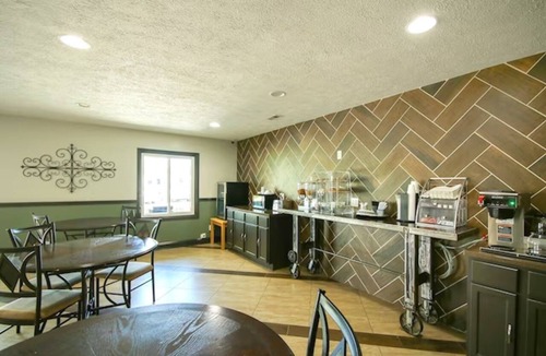 Glenwood Hotel | King Bed near West Oak Forest | 5 Miles to Pony Creek Park | Free Parking