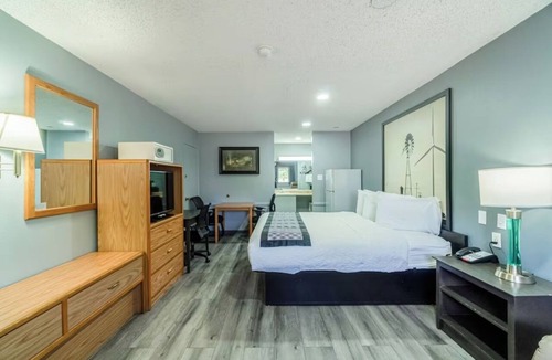 Ira Hotel | King Bed Non‑Smoking + Free Parking — Minutes from Sammy Baugh Golf Course