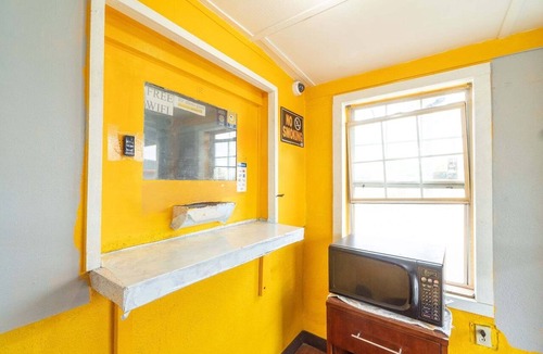 West San Antonio Apartment | King Bed|Non-Smoking