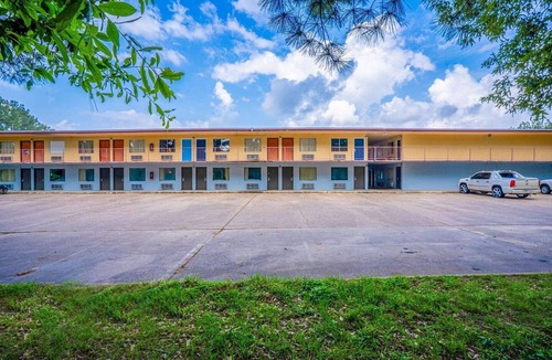 Livingston Apartment | King Bed|Non-Smoking