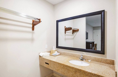 Wharton Hotel | King Bed Non-Smoking Room at Scottish Inns and Suites Wharton