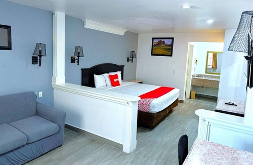 Three Rivers Hotel | King Bed | Smoking | AC