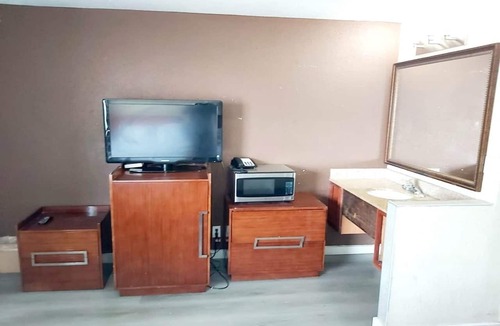 South Central Omaha Apartment | King Bed|Smoking|Omaha NE