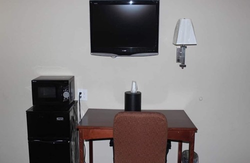South Central Omaha Apartment | King Bed|Smoking|Omaha NE