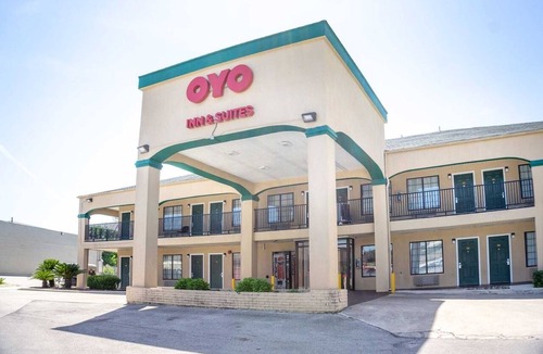 San Antonio Apartment | King Bed | Smoking | San-Antonio